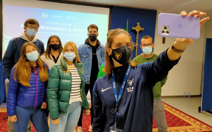 Alumnos de UCAM Cartagena se fotografiaron con la dos veces medallista olímpica, Ona Carbonell