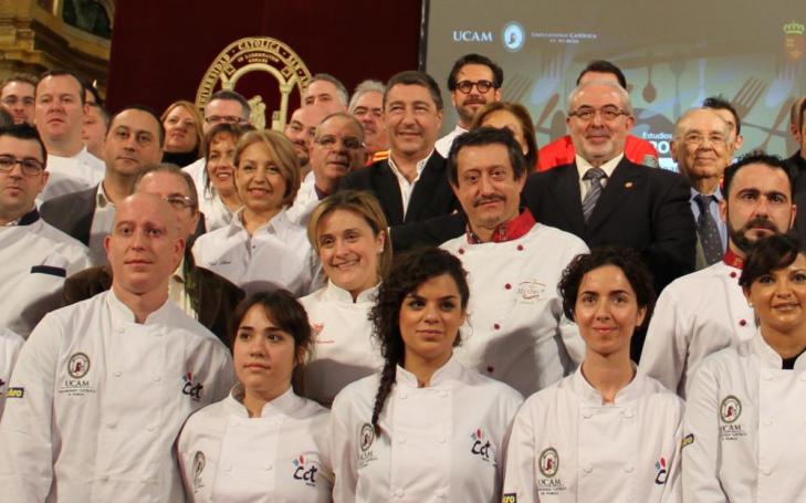  Imagen de archivo de Juanjo Soria (1º izq, primera fila) en el acto de apertura de la primera promoción del Grado en Gastronomía de la UCAM.