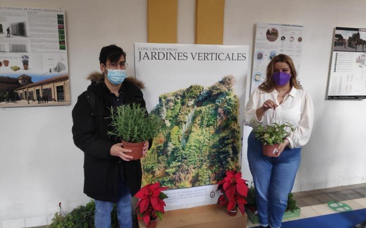 Antonio Martínez, representante de la propuesta ganadora, junto a Pilar Bueno, integrante del proyecto que ha obtenido el segundo puesto.