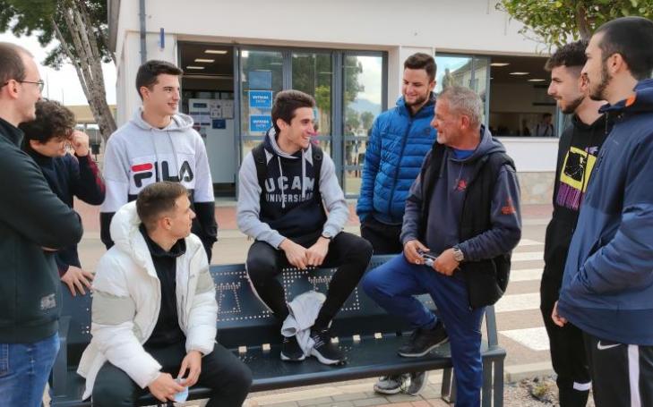 El atleta Mariano García con compañeros del campus de UCAM Cartagena