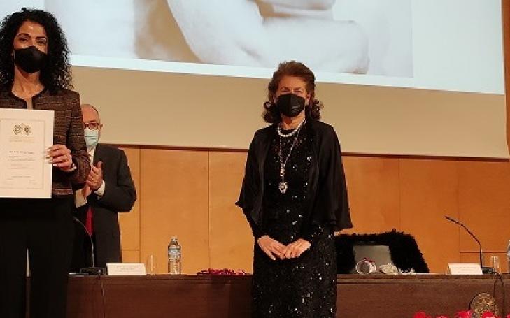 La egresada en Farmacia de la UCAM Olga Tárraga tras recibir el reconocimiento de manos de la presidenta de la Academia de Farmacia Santa María de España de la Región de Murcia,  Stella Moreno