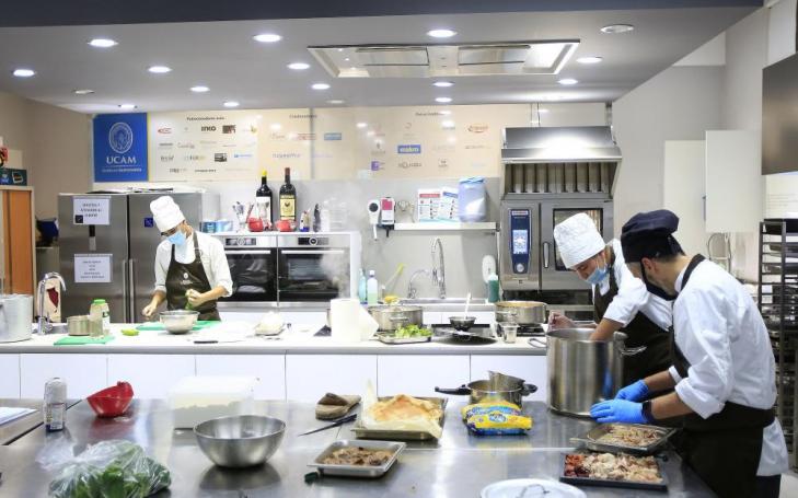 Imagen de una práctica en la Gastrolab de la Universidad Católica de Murcia.