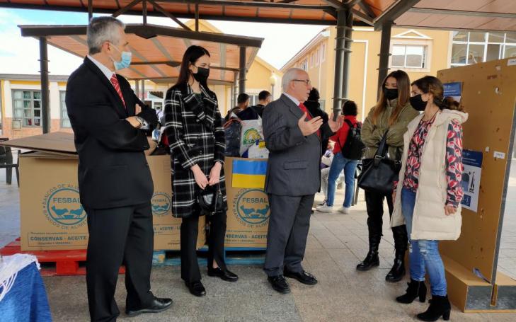 José Luis Mendoza, presidente de la UCAM, conversa con una estudiante y una trabajadora ucranianas de la UCAM, en el Campus de Los Jerónimos.