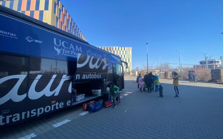 Una familia de refugiados sube al autobús de la Universidad que los trae a la Región desde Cracovia
