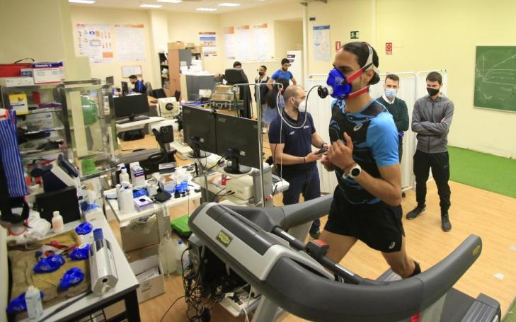 Mohamed Katir y Mariano García en el Centro de Investigación en Alto Rendimiento Deportivo de la UCAM.