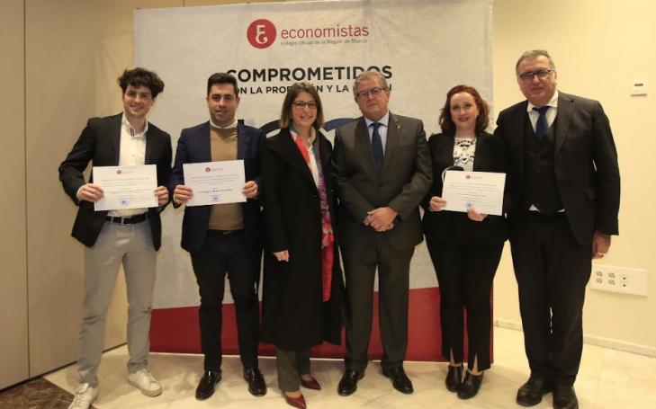 Los alumnos de la UCAM premiados, junto a Ramón Madrid, decano del Colegio de Economistas de Murcia; Gonzalo Wandosell, decano de la Facultad de Economía y Empresa de la Católica, y Mercedes Carmona, vicedecana del Grado en ADE.