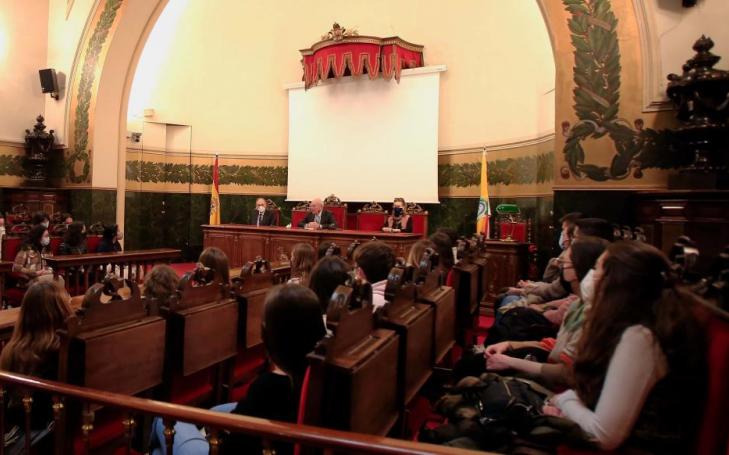 Los estudiantes de la UCAM asistieron a una sesión ordinaria de la Real Academia Nacional de Medicina de España, en la que participó su presidente Eduardo Díaz Rubio.