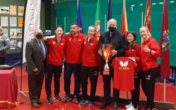 El director General de Deportes de la UCAM, con la copa, junto al equipo