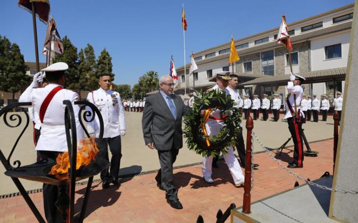 El almirante y el presidente de la UCAM en el homenaje a los caídos con el que concluyó el acto de la jura de bandera