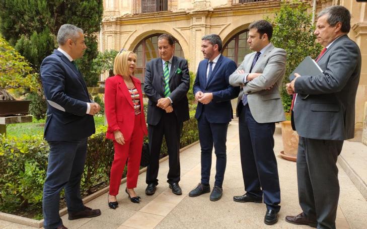 En el centro de la imagen, Josefina García, rectora de la UCAM, Pedro de los Santos Jiménez, vicedecano del Grado en Ingeniería Civil de la UCAM, Antonio Luengo, consejero de Agua, Agricultura, Ganadería, Pesca y Medio Ambiente de la Región de Murcia, y José Sandoval, director general de Agua de la Región de Murcia