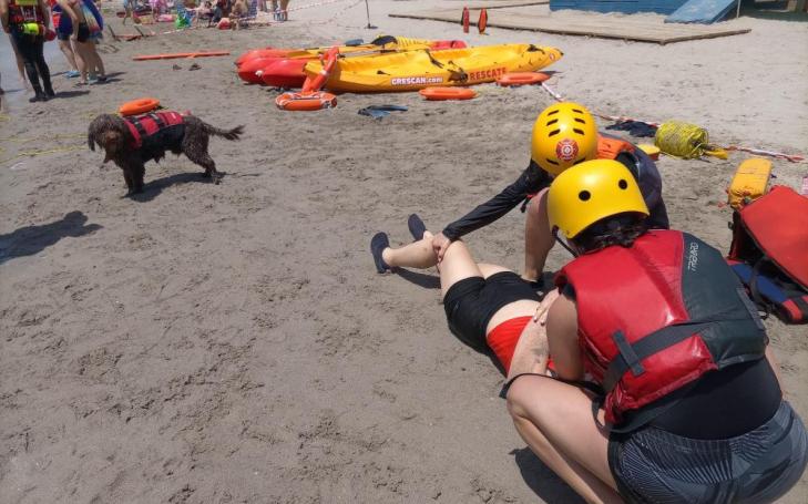 Dos alumnas del Máster de Urgencias y Emergencias de la UCAM atienden a una persona rescatada junto al perro en el simulacro