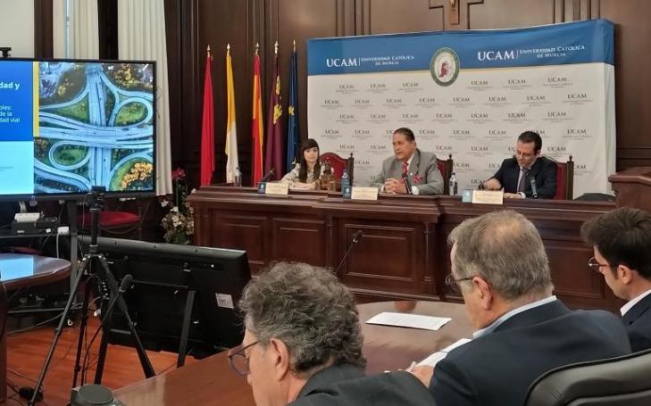 Marina Munuera, directora general de Movilidad y Litoral de la Comunidad; Pedro de Los Santos Jiménez, vicedecano del Grado en Ingeniería Civil de la UCAM, y Alberto Menchón, subjefe Provincial de Tráfico y Técnico Superior de Tráfico de la DGT de la Región.