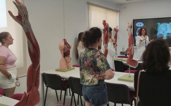 Visitantes de las jornadas de puertas abiertas de UCAM Cartagena en una de las salas del edificio principal de Ciencias de la Salud