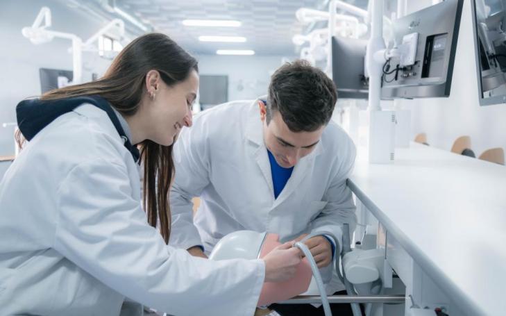 l preclínico está dotado de 40 puestos de trabajo con 20 simuladores de pacientes