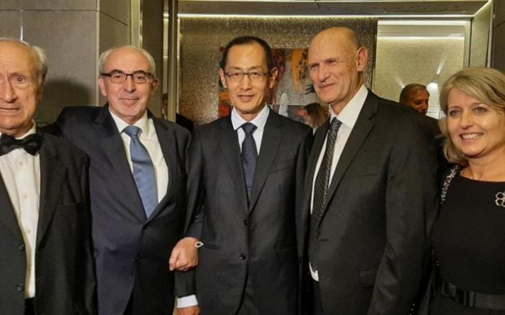 José Luis Mendoza con investigadores