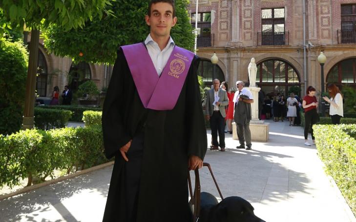El atleta paralímpico Gerard Descarrega en el claustro del Campus de Los Jerónimos, tras su acto de graduación en Psicología, será uno de los participantes en el Congreso.  