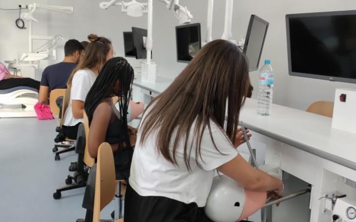 Alumnos de tercero de Odontología en el preclínico de UCAM Cartagena