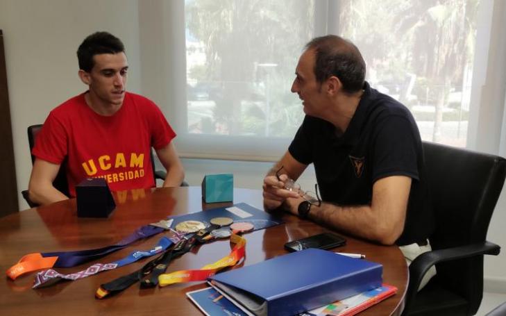 Mariano García muestra sus últimas medallas a su tutor Juan Alfonso García