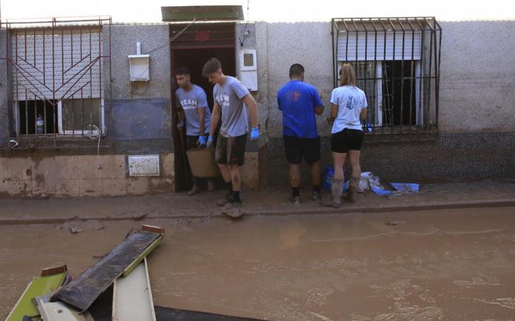 Voluntarios durante las labores de limpieza en la pedanía murciana de Javalí Viejo