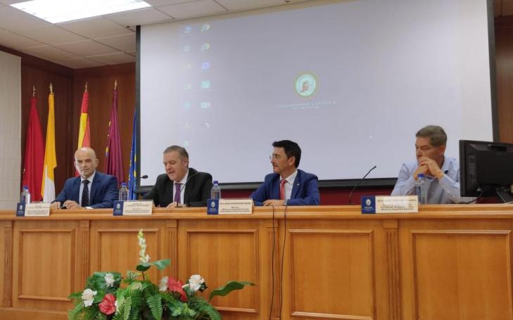 Manuel Ruiz, vicerrector de Calidad y Ordenación Académica (2º), el director de la Academia (3º) y los codirectores.
