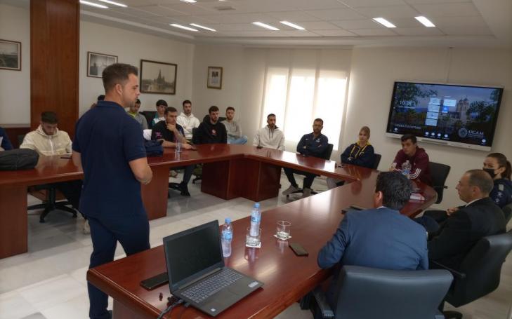 Foto de archivo de alumnos de Ciencias de la Actividad Física y del Deporte en un evento anterior del ITM organizado en UCAM Cartagena