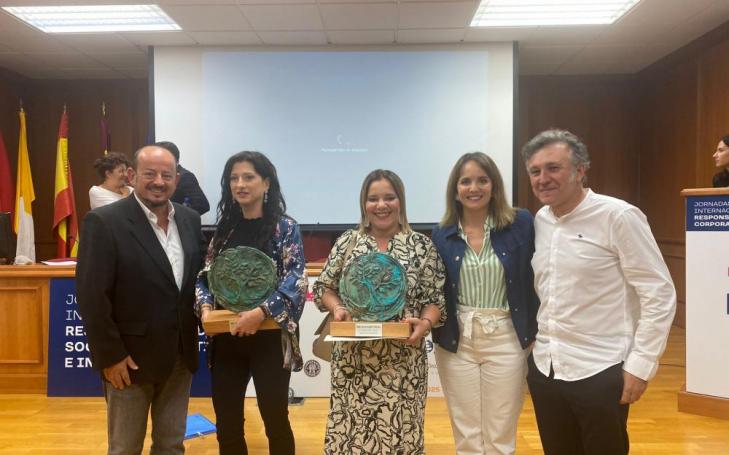 Víctor Meseguer, director de la Cátedra Internacional de Responsabilidad Social de la UCAM; Vicky Martínez, responsable del departamento de Desarrollo de Producto de Unisa; Marita Dólera, responsable de RRHH de Agrodolores; Gema Alcázar, socia fundadora de Circular Economy Consulting y promotora de la Cátedra, y el artista murciano Nicolás de Maya.