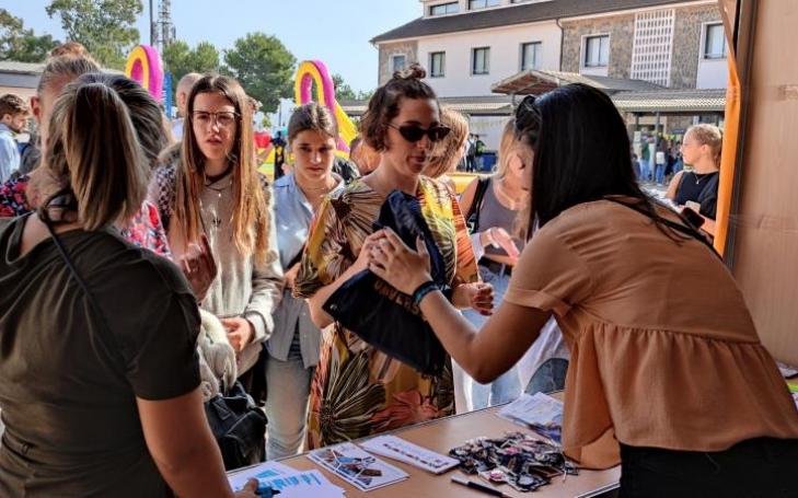 Los estudiantes recibieron el pack de bienvenida en el stand del SIE
