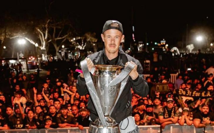 Anton Matinlauri levantando la copa de la Major League Soccer.