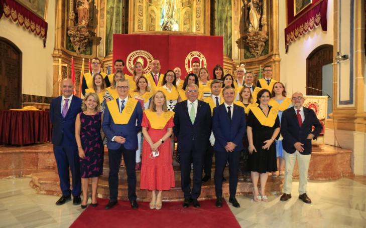  Última graduación del Máster, de la que fue madrina Ana Pastor, médico, vicepresidenta 2ª del Congreso de los Diputados y ex ministra de Sanidad, junto a Juan José Pedreño, consejero de Salud, y Mariano Guerrero, director del máster