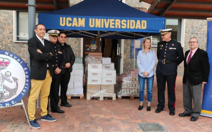 Entrega de alimentos a la Fuerza de Guerra Naval Especial