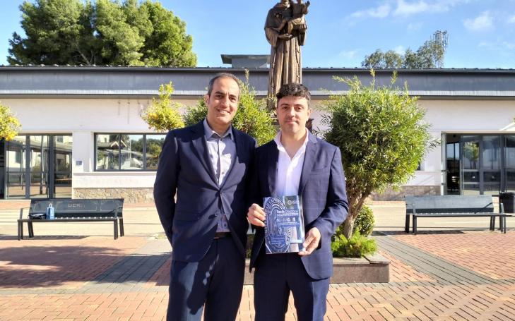  Vicente Santaclara (derecha de la imagen), autor de la tesis, junto con su tutor, el doctor Pablo Conesa