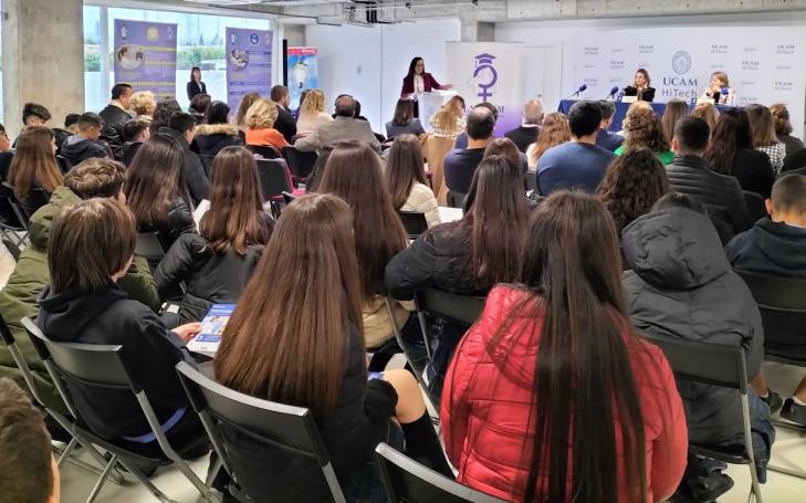 Estrella Núñez, vicerrectora de Investigación de la UCAM y María Trinidad Herrero, presidenta de Lyceum, durante la ponencia que la investigadora de UCAM-Sens María Cuartero, ha impartido a jóvenes estudiantes de la Región.