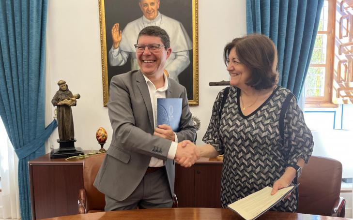  La presidenta de la UCAM, María Dolores García, y el presidente de la Federación de Personas Sordas de la Región de Murcia, Francisco Jesús Pérez, se saludan tras la firma del acuerdo