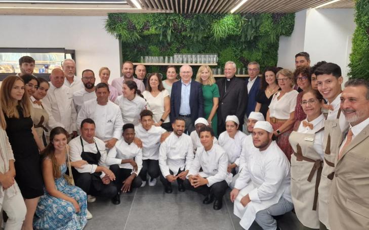 Foto de familia cafetería Caritas