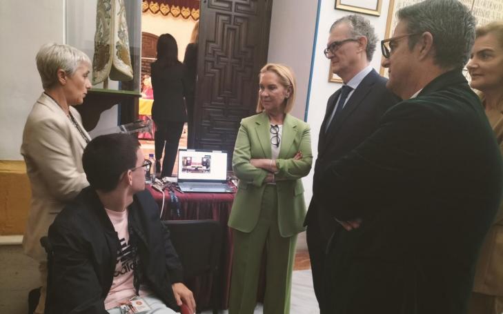 María Jesús García, madre de Ángel Murcia, adolescente sin diagnóstico, conversando con Juan Carrión, presidente de la Asociación de Enfermedades Raras en Murcia D&#039;Genes, Josefina García, rectora de la UCAM, y Juan José Pedreño, consejero de Salud de la Comunidad Autónoma de la CARM