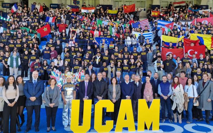 En el Estadio Besoccer La Condomina se citaron más de 700 de los estudiantes extranjeros que este año se han incorporado a la UCAM. 