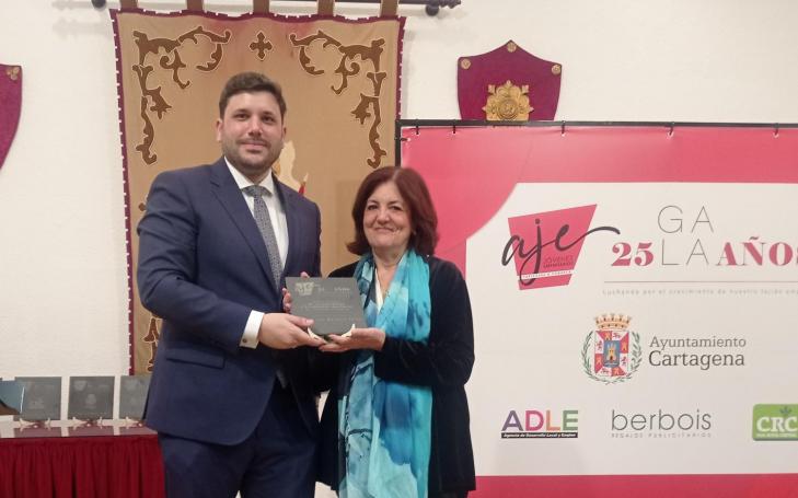 Recoge el premio la presidenta de la UCAM