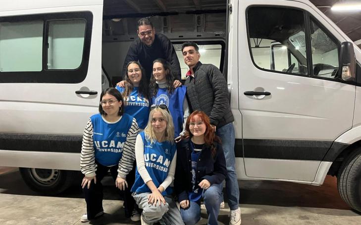 Grupo de alumnos voluntarios junto al capellán de UCAM Cartagena