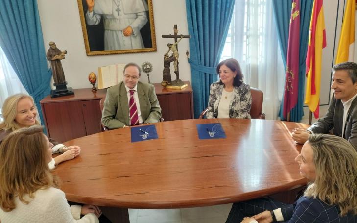 María Dolores García, presidenta de la UCAM, y Jesús Carlos Gómez, presidente de la Sociedad, durante un encuentro celebrado en el Campus de Los Jerónimos, en el que también estuvieron presentes José María Cayuela, decano de la Facultad de Farmacia y Nutrición de la Universidad y Pilar Zafrilla, vicedecana, así como otros representantes de ambas instituciones. 