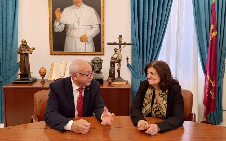 El Hermano Mayor de la Cofradía junto a la Presidenta de la UCAM