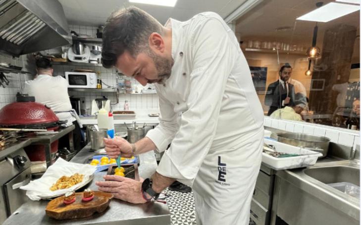 El chef David López en la cocina de su restaurante