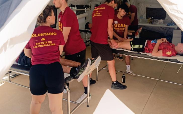 alumnos asistiendo a corredores