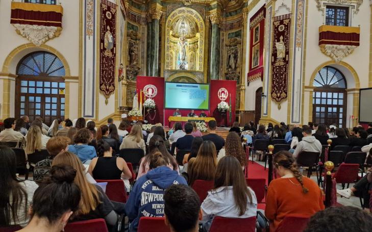 Instante de la conferencia impartida por el Padre Stefano Cecchin, presidente de la Pontificia Academia Mariana Internacional.