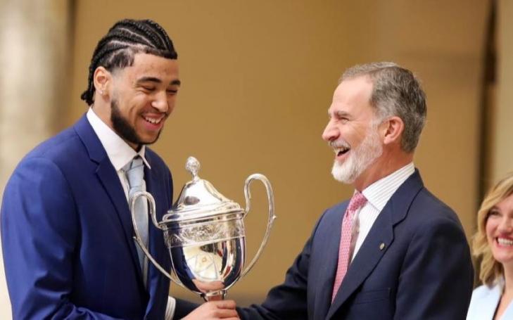 Izan Almansa y Felipe VI