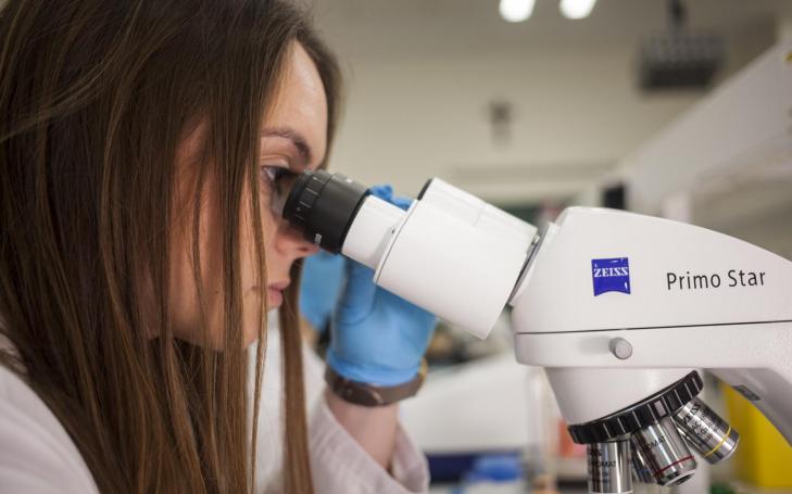 El estudiante se forma en laboratorios equipados con la última tecnología. UCAM