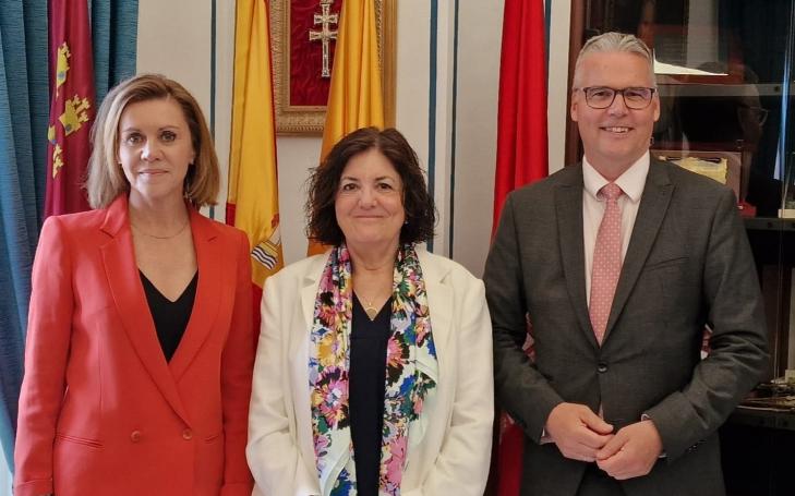 María Dolores de Cospedal, presidenta del Instituto de Liderazgo Político, María Dolores García, presidenta de la UCAM, y Ludger Gruber, representante de la Fundación Konrad Adenauer en España y Portugal, tras el acuerdo para impartir el nuevo título