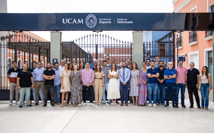 Fotografía de familia de la Facultad de Deporte.