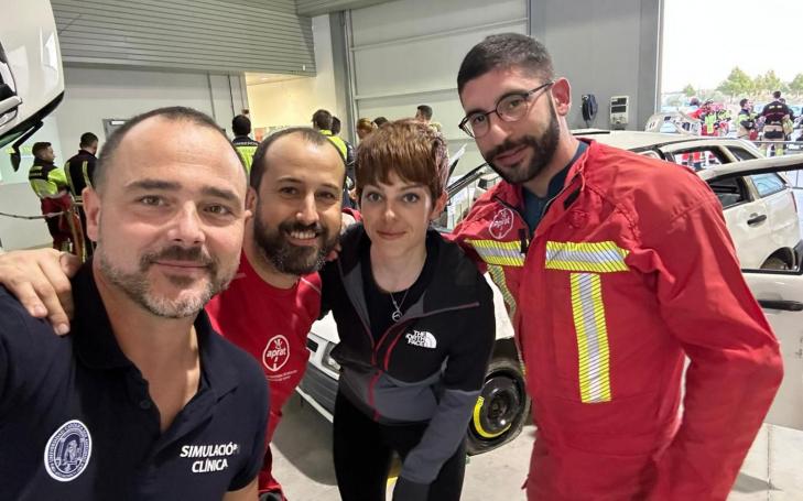 La investigadora Ana Nicolás, junto con Sergio Nieto (investigador UCAM), Manuel Pons (doctorando UCAM), y un voluntario del estudio durante una fase experimental previa al proyecto.
