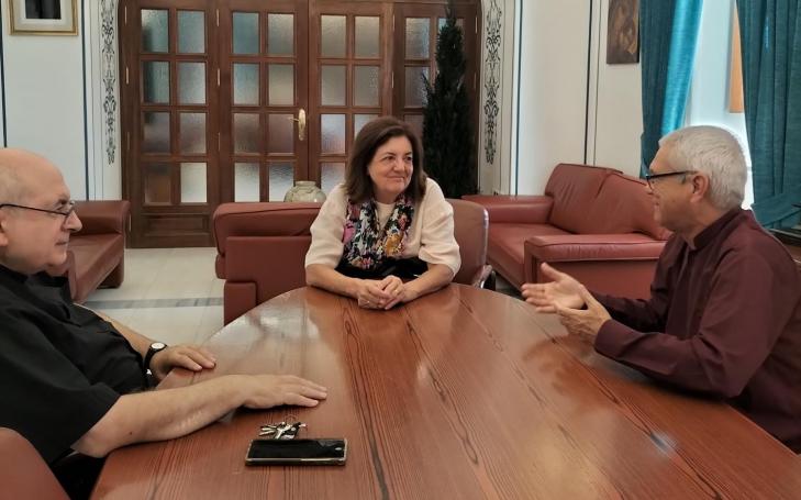  María Dolores García, presidenta de la UCAM, reunida con Armando Rangel (dcha.), director del Museo Antropológico Montané (Cuba) y profesor/investigador de Antropología y Arqueología en la Universidad de La Habana, y Antonio Alcaraz, vicerrector de Extensión Universitaria de la Católica y director académico de varios de los proyectos que la institución murciana lleva ya años desarrollando en Cuba.