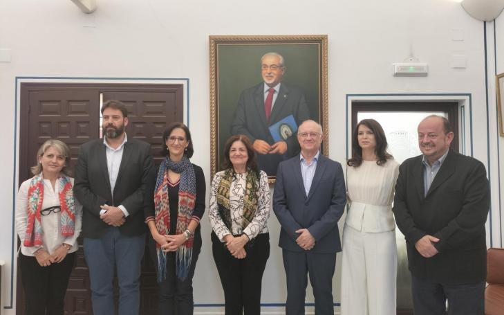 Foto de familia posterior a la renovación del acuerdo entre la UCAM y Aguas de Murcia